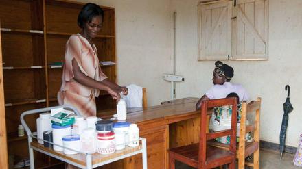 Ruanda. Eine Ärztin in einer ländlichen Arzneiausgabe gibt Medizin an Patientin aus.