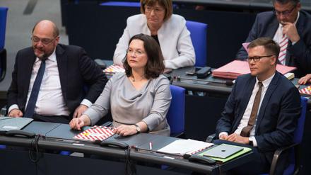 SPD-Fraktionschefin Nahles (m), PGF Carsten Schneider (r) und Ex-SPD-Chef Martin Schulz (l). 