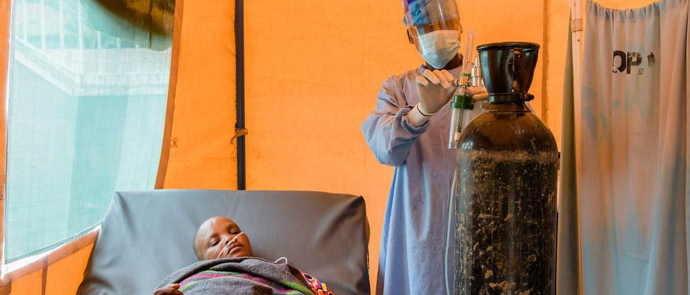 Die Behandlung eines Corona-Patienten in Tansania.