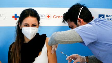 Impfung in einem improvierten Zentrum in der Nähe von Rom