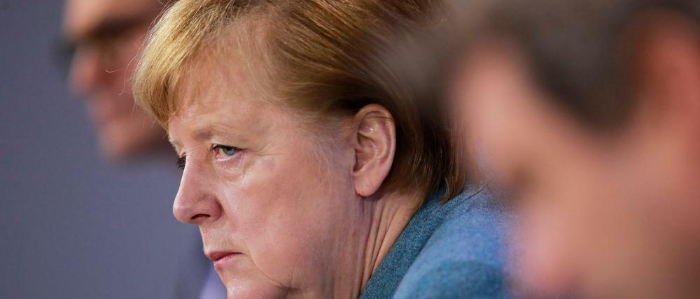 Kanzlerin Angela Merkel (CDU) zwischen Michael Müller (SPD) und Markus Söder (CSU) 