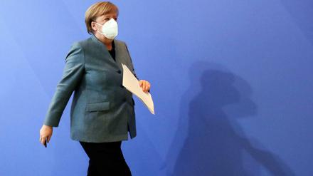 Bundeskanzlerin Angela Merkel (CDU) verlässt die Pressekonferenz nach dem Impfgipfel im Kanzleramt. 
