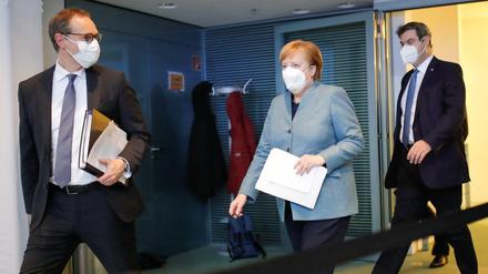 Michael Müller, Angela Merkel und Markus Söder nach der Pressekonferenz zum Impfgipfel.
