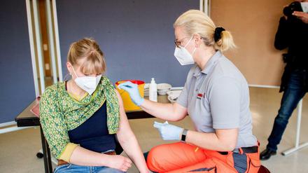 Eine Lehrerin wird in Niedersachsen mit dem Impfstoff von Astrazeneca immunisiert.