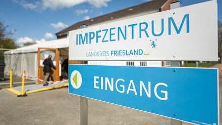 Eine ältere Dame betritt das Impfzentrum Landkreis Friesland.