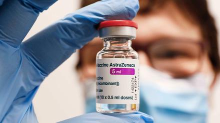 Impfampulle mit dem Covid19-Impfstoff von Astrazeneca. Steht das Vakzin zurecht in der Kritik?