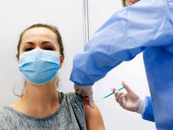 Eine Frau wird in Berlin gegen das Coronavirus geimpft. 