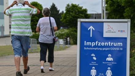Zwei Personen gehen zum Impfzentrum der Stadt Frankfurt (Oder).