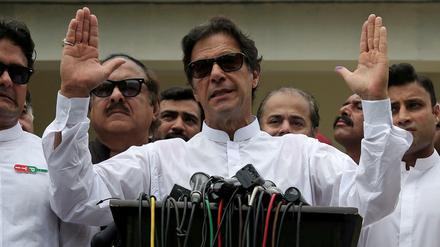 Der ehemalige Cricket-Star Imran Khan spricht zu seinen Angängern, nachdem er gewählt hat.
