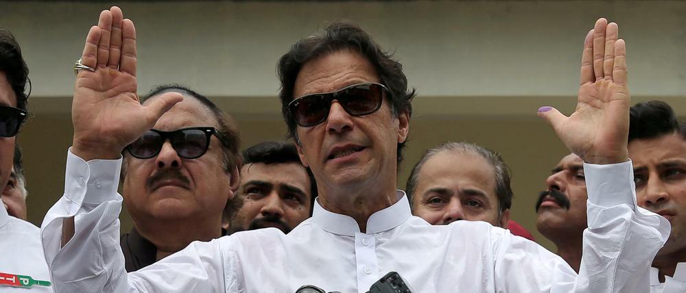 Der ehemalige Cricket-Star Imran Khan spricht zu seinen Angängern, nachdem er gewählt hat.