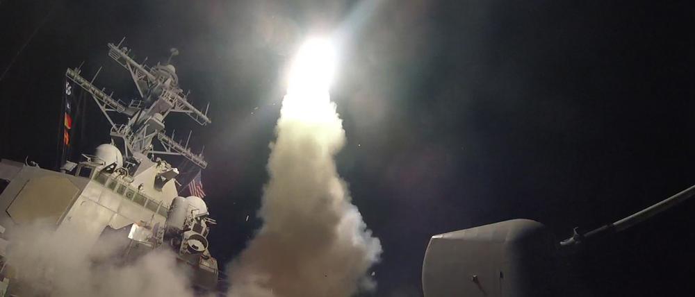 Dieses Bild der US-Marine zeigt den Abschuss einer Rakete vom Zerstörer USS Porter im Mittelmeer.