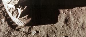 Der erste Mensch auf dem Mond. Der rechte Fuß von Neil Armstrong.