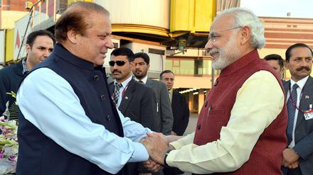 Indiens Premier Narendra Modi (rechts) wurde am Flughafen in Lahore von seinem pakistanischen Kollegen Nawaz Sharif begrüßt.