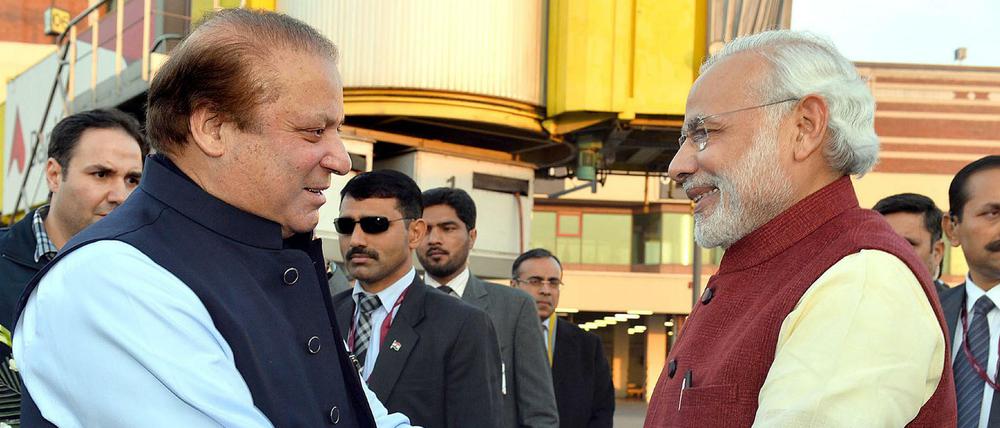 Indiens Premier Narendra Modi (rechts) wurde am Flughafen in Lahore von seinem pakistanischen Kollegen Nawaz Sharif begrüßt.