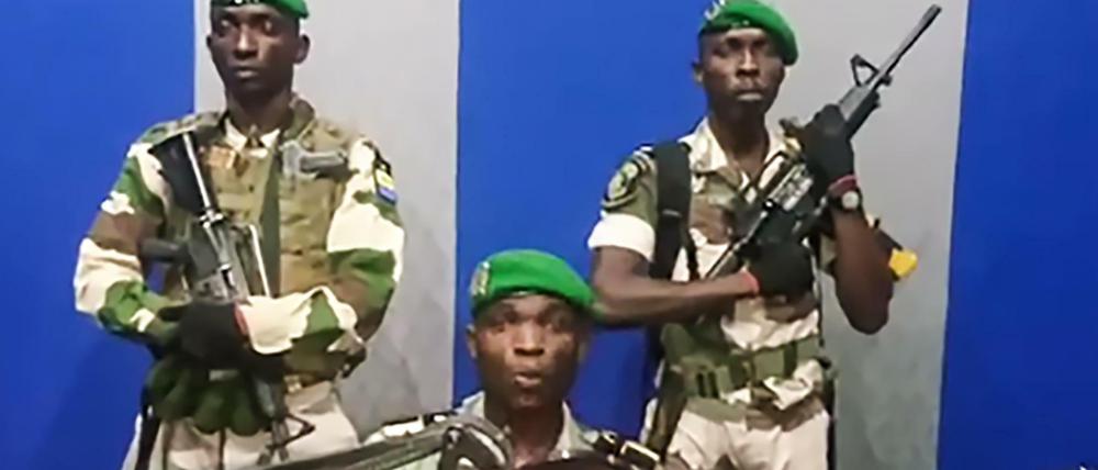 Ausschnitt aus einem Video des gabunischen Militärs, das die Macht für sich reklamiert.