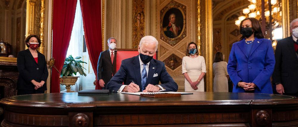 Noch im Kapitol unterzeichnet Joe Biden als US-Präsident die ersten Dokumente. 