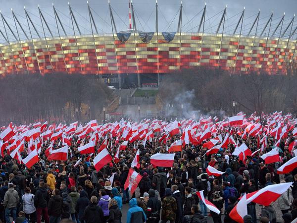 Breite Front. Teilnehmer des Unabhängigkeitsmarsches ziehen am Nationalstadion vorbei. Der Tag markiert die Wiederherstellung Polens am 11. November 1918 nach 123 Jahren der Aufteilungen durch Österreich-Ungarn, Preußen und Russland.