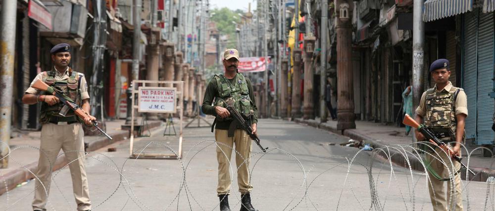 Schon vor der Entscheidung, den Sonderstatus von Kaschmir aufzuheben, hatte Indien Tausende Sicherheitskräfte dorthin verlegt. 