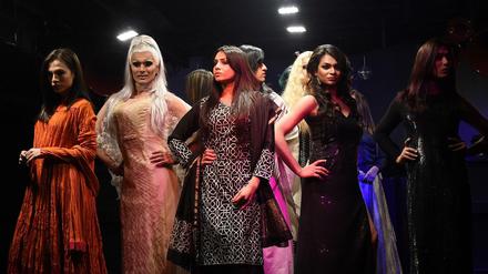 Indische Transgendermodels und die australische Drag Queen DK Kitty Glitter bei einer Modenschau in New Delhi im Dezember.