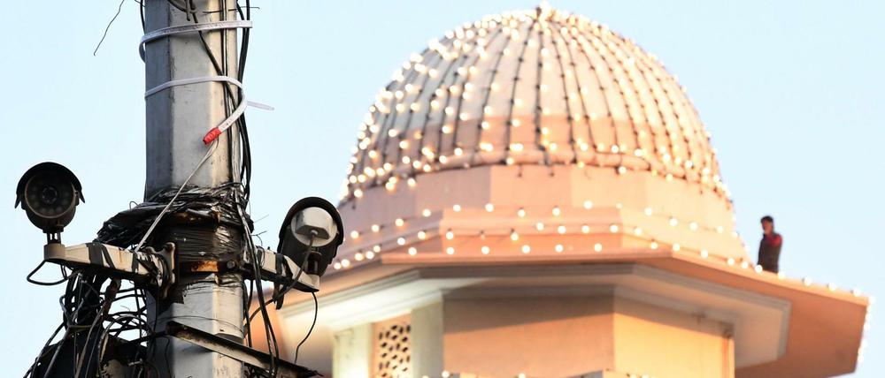 Überwachungskameras an einem Mast in der Nähe des Polizei-Hauptquartiers der indischen Hauptstadt. Die indische Regierung plant den Aufbau eines der größten Gesichtserkennungssysteme der Welt.