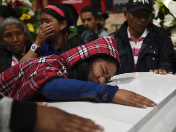 Verwandte trauern auf dem Sarg eines getöteten Idigenen.