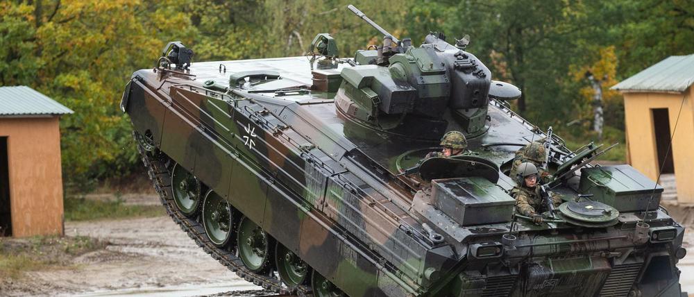 Robuste Fahrt: Ein Marder-Schützenpanzer der Bundeswehr, wie ihn die ukrainische Armee gern hätte. 