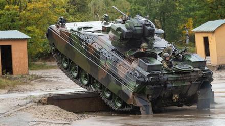 Ein Schützenpanzer „Marder“ nimmt an einer Übung der Bundeswehr teil.