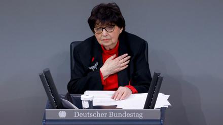Inge Auerbacher vor dem Deutschen Bundestag