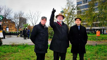 Florian Mausbach (M), Andreas Nachama (l) und Dieter Bingen von der Initiative zur Errichtung eines Denkmals für die polnischen Opfer der NS-Herrschaft.