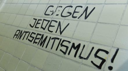 Der Spruch "Gegen jeden Antisemitismus !" an einer Toilettenwand der Philipps-Universität in Marburg (Hessen). 