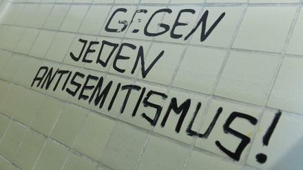 Der Spruch "Gegen jeden Antisemitismus !" prangt an einer Toilettenwand der Philipps-Universität in Marburg (Hessen).