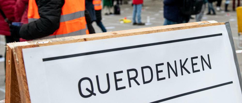 Die Verwaltungsgerichte in Dresden und Frankfurt am Main haben das Verbot der „Querdenken“-Demonstrationen bestätigt.