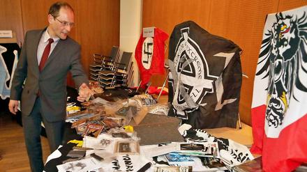 Waffen, Propagandamaterial, Nazi-Devotionalien: Sachsens Innenminister Ulbig (CDU) neben den beschlagnahmten Beweismitteln.