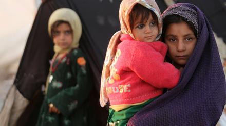 Kinder in einem Flüchtlingslager im afghanischen Herat. Mit der Kampagne "Rumours about Germany" geht die deutsche Botschaft in Kabul gegen Gerüchte über angebliche Leistungen für Asylbewerber in Deutschland vor.