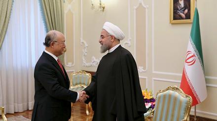 Der Chef der Internationalen Atomenergiebehörde Yukiya Amano (links) wird vom iranischen Präsidenten Hassan Rouhani begrüßt. 