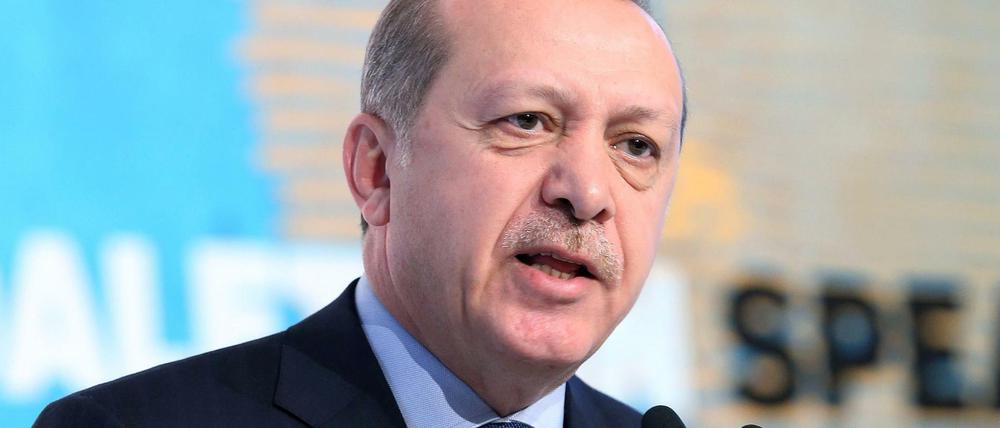 Erdogan droht im Falle eines Einfrierens der EU-Beitrittsgespräche mit einer Kündigung des Flüchtlingsdeals. 