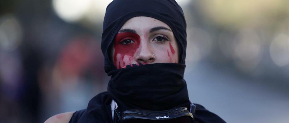 Eine Demonstrantin am Internationalen Frauentag in Santiago de Chile.