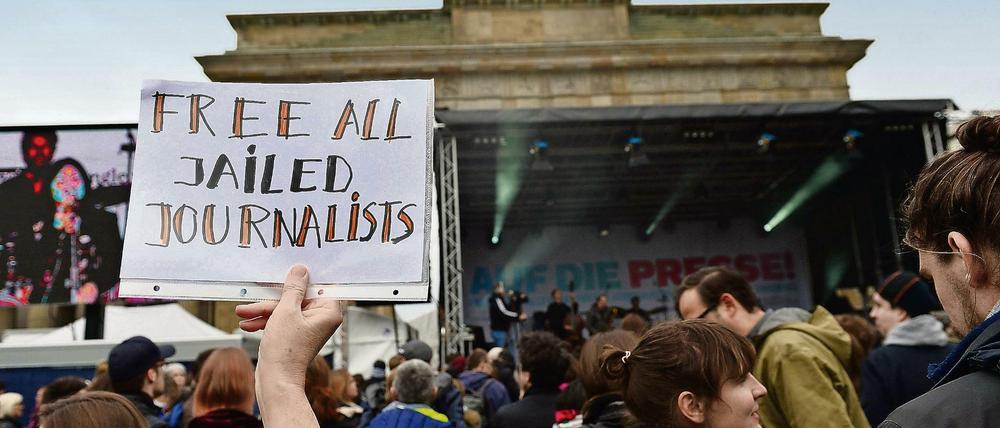 Demonstrantionen für inhaftierte Journalisten reichen oft nicht, der Bundestag will nun einen UN-Sonderbeauftragten.