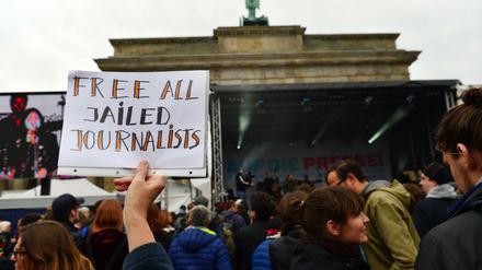Demonstration in Berlin vor dem Brandenburger Tor beim Internationalen Tag der Pressefreiheit 2017. 