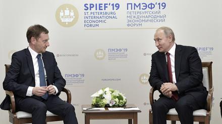 Wladimir Putin spricht zu Sachsens Ministerpräsident Michael Kretschmer (CDU), 2019 bei einem Wirtschaftsforum in St. Petersburg.