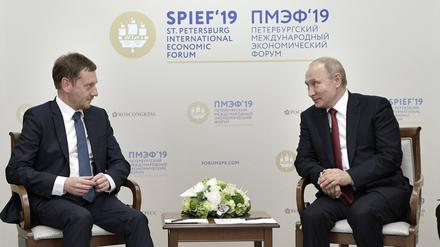 Sachsens Ministerpräsident Michael Kretschmer und der russische Präsident Wladimir Putin 2019 in St. Petersburg. 