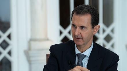 Der syrische Präsidenten Bashar al-Assad während eines Fernsehinterviews, in dem er über die Lage der Kurdengebiete spricht.