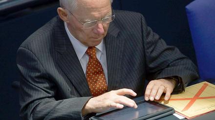 Die Digitalisierung hält auch im Deutschen Bundestag Einzug: Immer mehr Minister und Abgeordnete nutzen Tablet-Computer - wie hier Bundesfinanzminister Wolfgang Schäuble. 