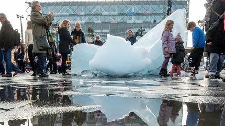 Das Eis schmilzt. Um darauf aufmerksam zu machen, legte Olafur Eliassons große Blöcke des grönländischen Eisschildes vor das Kopenhagener Rathaus.