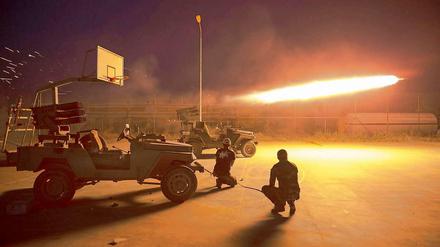 Regierungstruppen des Irak feuern Raketen gegen den IS ab.