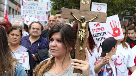 Nähe ändert die Wahrnehmung. Zu dieser Solidaritätskundgebung zur Unterstützung der notleidenden Menschen im Nordirak hatte die syrisch-orthodoxe Kirche in Deutschland aufgerufen.