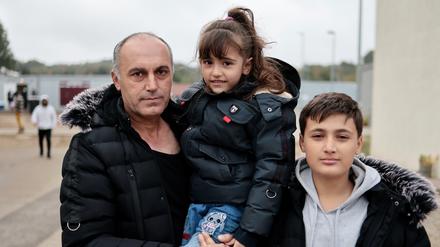Angekommen: Sabah Abdulgafar mit Sohn und Tochter. Die irakische Familie erreichte vor einer Woche Eisenhüttenstadt.