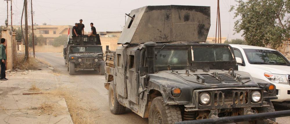 Gepanzerte Fahrzeuge der irakischen Armee im Ort Bartella östlich von Mossul. 