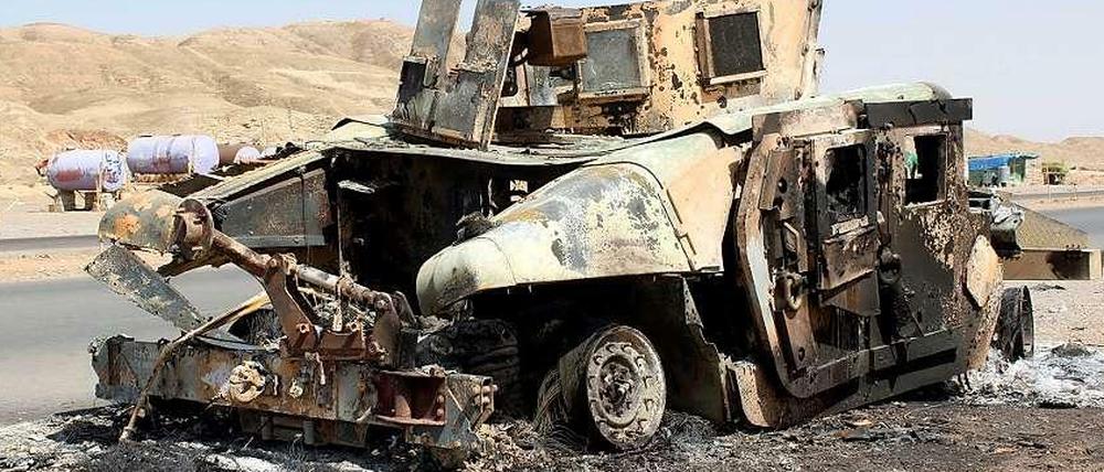 Ein im Kampf mit Islamisten ausgebranntes Fahrzeug der irakischen Sicherheitskräfte.