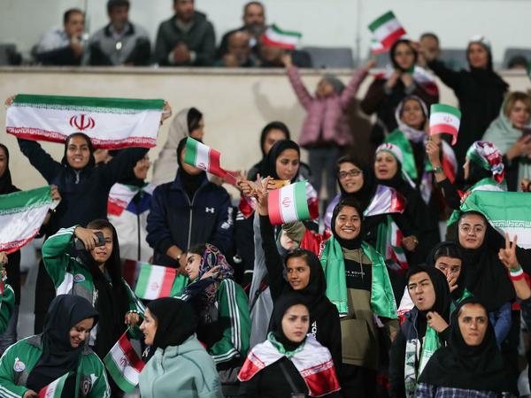 Ausdruck des Gesellschaftsmodells: Weibliche Fans beim Match Iran-Bolivien in Teheran